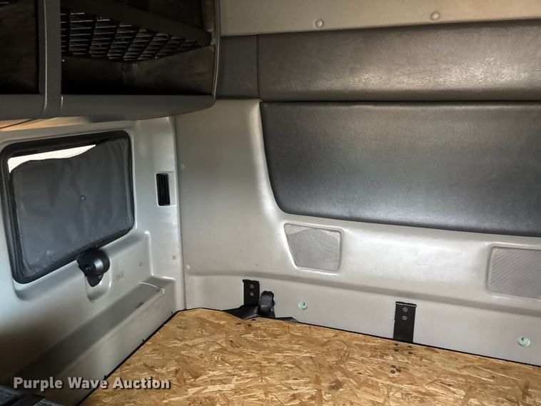 image for item DT0090 2022 International LT625 semi truck