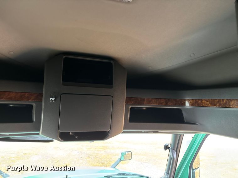 image for item DT0090 2022 International LT625 semi truck