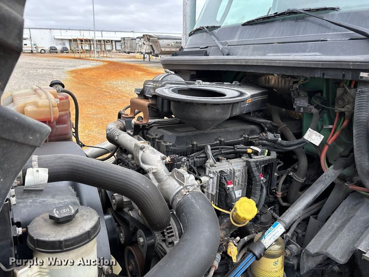 image for item DT0090 2022 International LT625 semi truck