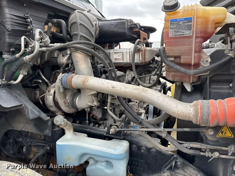 image for item DT0090 2022 International LT625 semi truck