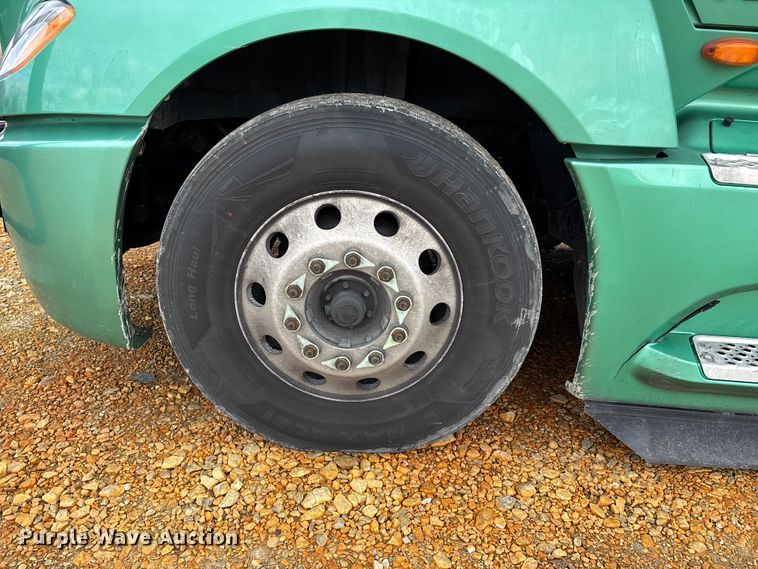 image for item DT0090 2022 International LT625 semi truck