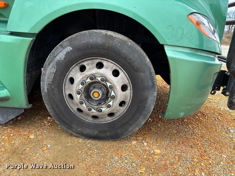 image for item DT0090 2022 International LT625 semi truck