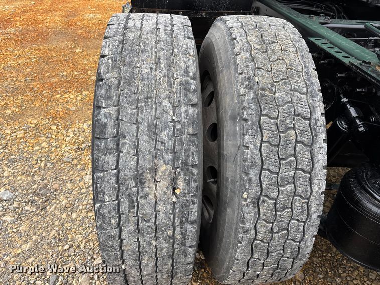 image for item DT0090 2022 International LT625 semi truck