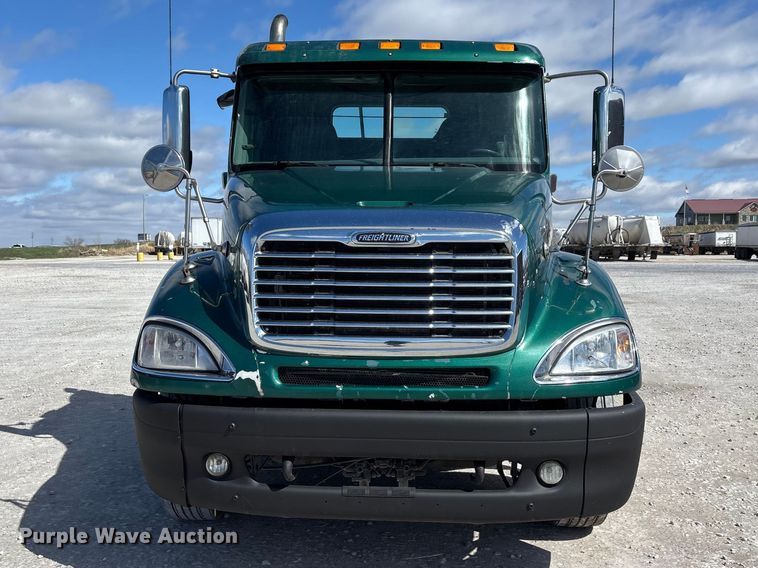 image for item DT0091 2015 Freightliner glider kit semi truck