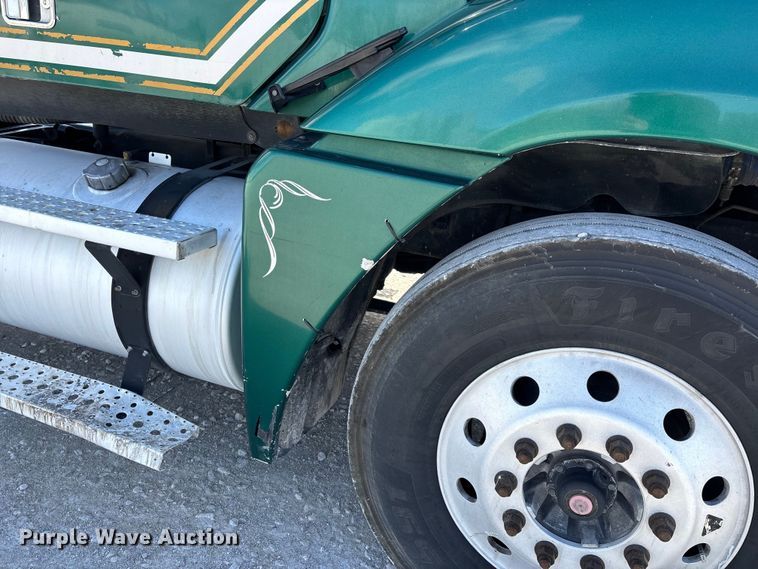 image for item DT0091 2015 Freightliner glider kit semi truck