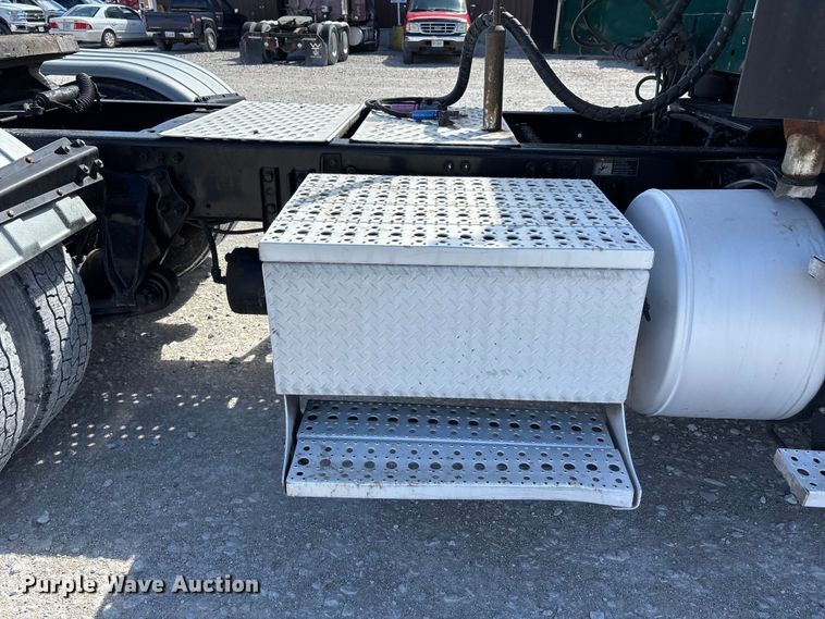 image for item DT0091 2015 Freightliner glider kit semi truck