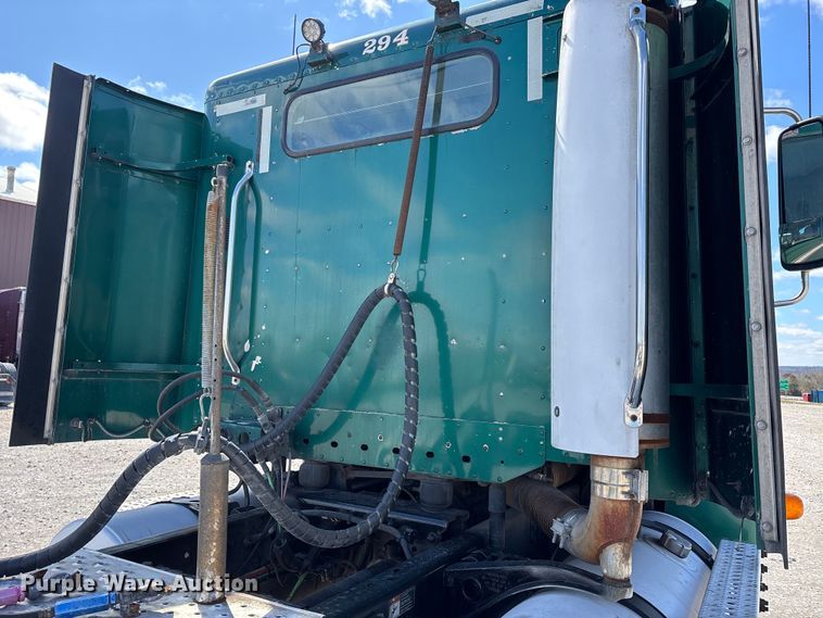 image for item DT0091 2015 Freightliner glider kit semi truck