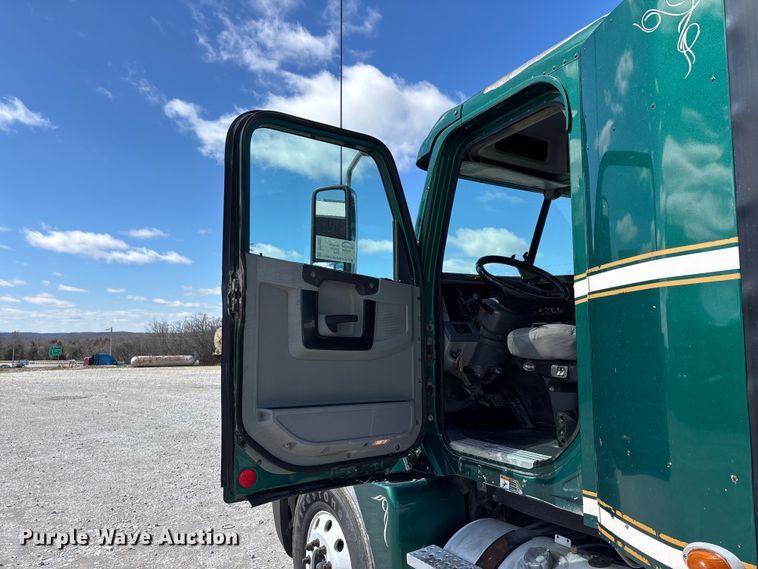 image for item DT0091 2015 Freightliner glider kit semi truck