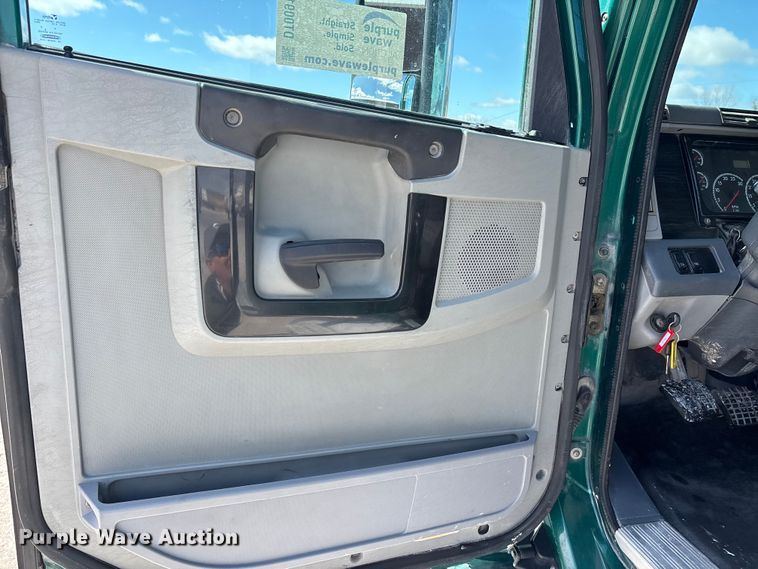 image for item DT0091 2015 Freightliner glider kit semi truck