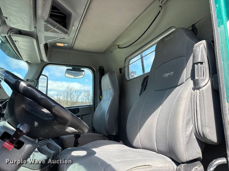 image for item DT0091 2015 Freightliner glider kit semi truck