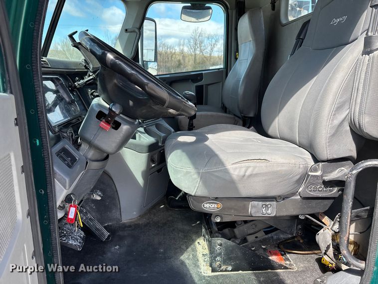 image for item DT0091 2015 Freightliner glider kit semi truck