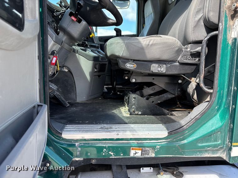 image for item DT0091 2015 Freightliner glider kit semi truck