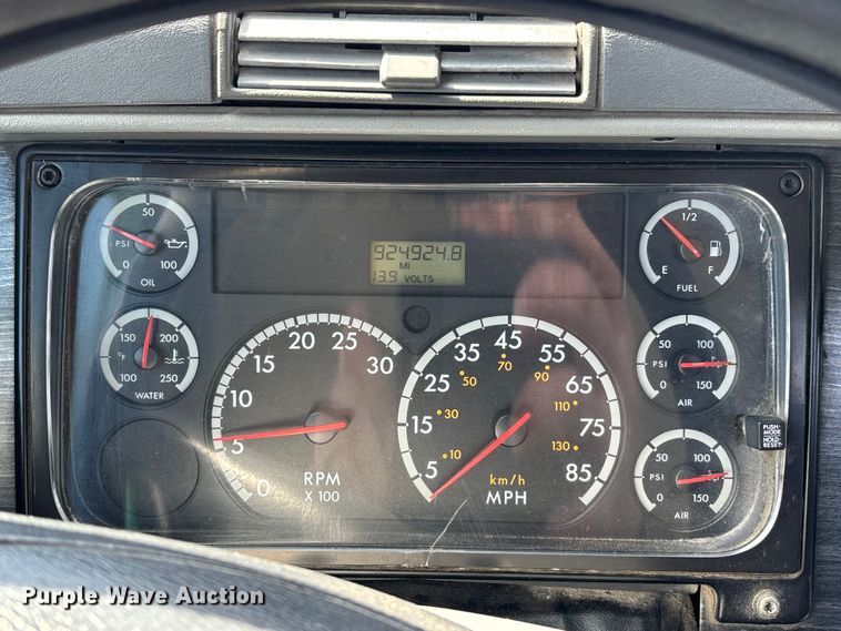 image for item DT0091 2015 Freightliner glider kit semi truck