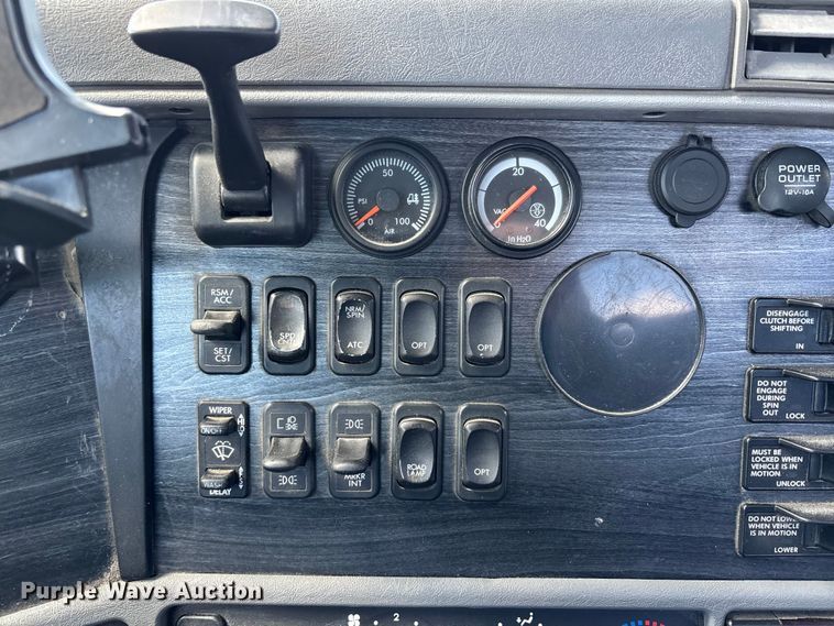 image for item DT0091 2015 Freightliner glider kit semi truck