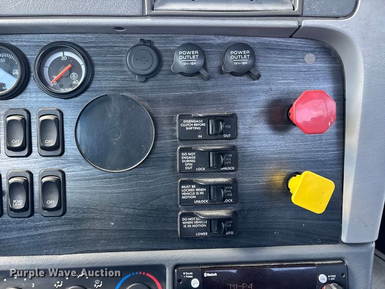 image for item DT0091 2015 Freightliner glider kit semi truck