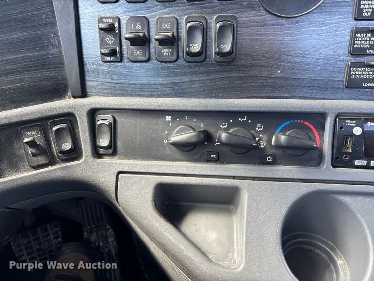 image for item DT0091 2015 Freightliner glider kit semi truck