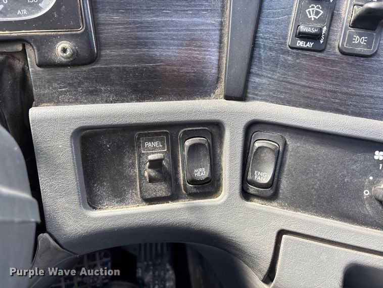 image for item DT0091 2015 Freightliner glider kit semi truck