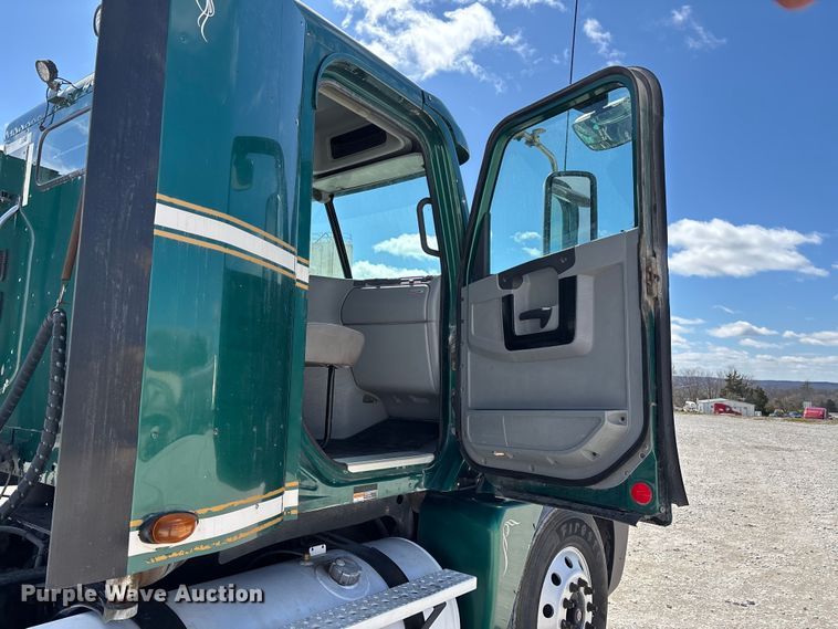 image for item DT0091 2015 Freightliner glider kit semi truck