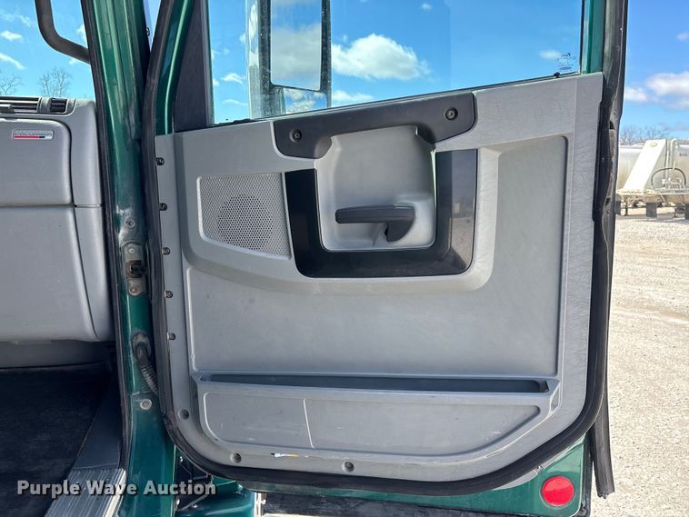 image for item DT0091 2015 Freightliner glider kit semi truck