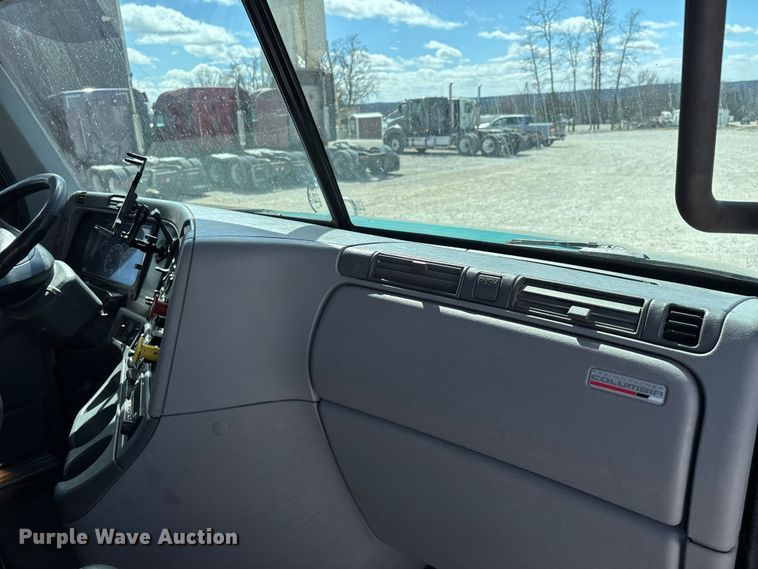 image for item DT0091 2015 Freightliner glider kit semi truck