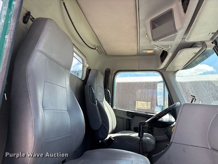 image for item DT0091 2015 Freightliner glider kit semi truck