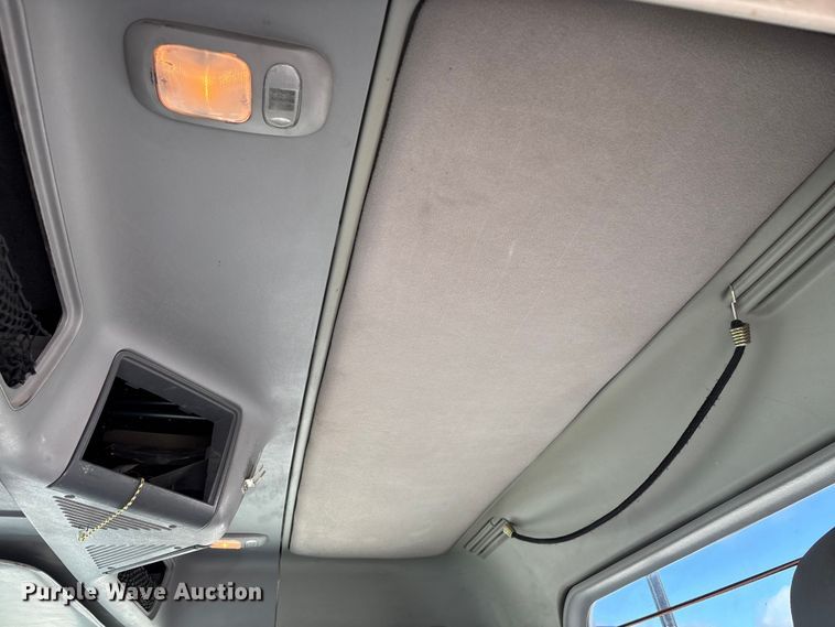 image for item DT0091 2015 Freightliner glider kit semi truck