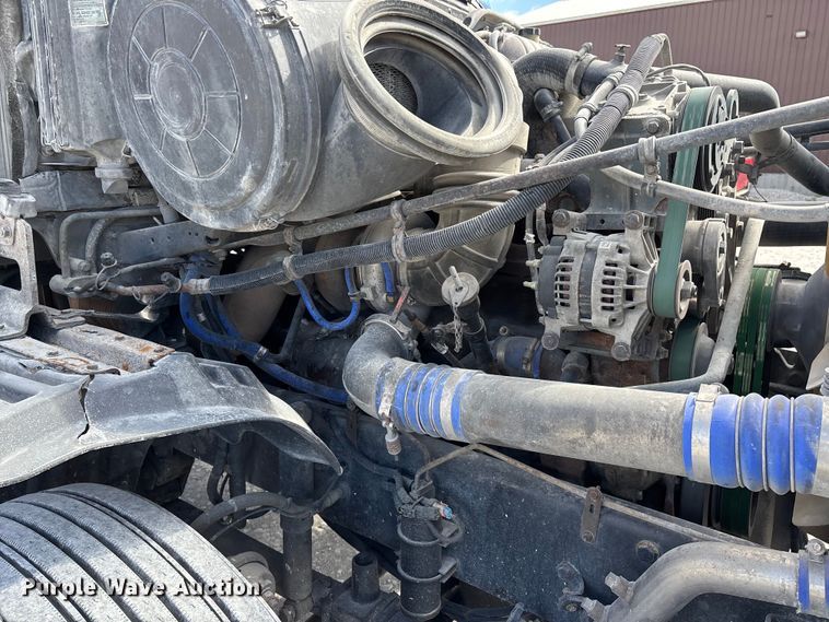 image for item DT0091 2015 Freightliner glider kit semi truck