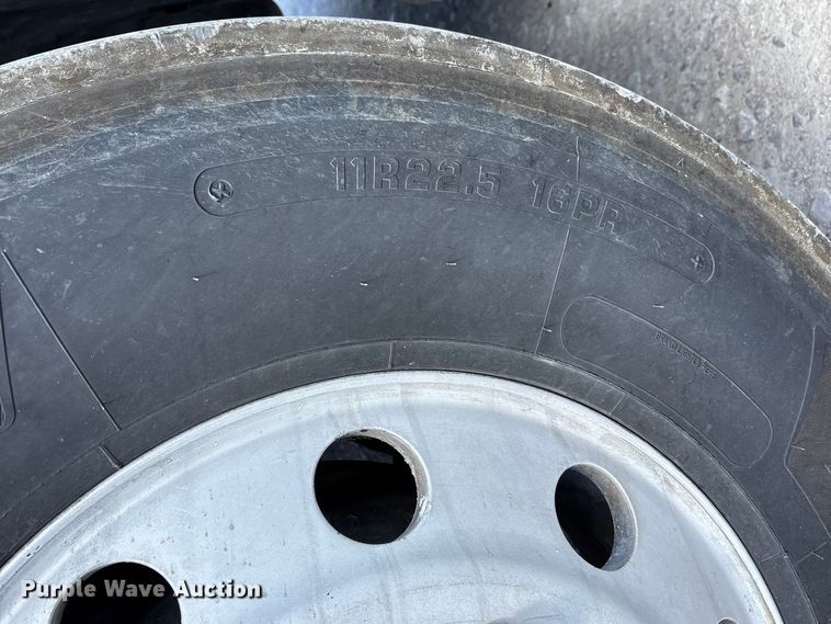 image for item DT0091 2015 Freightliner glider kit semi truck