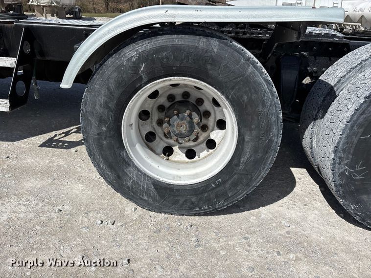 image for item DT0091 2015 Freightliner glider kit semi truck