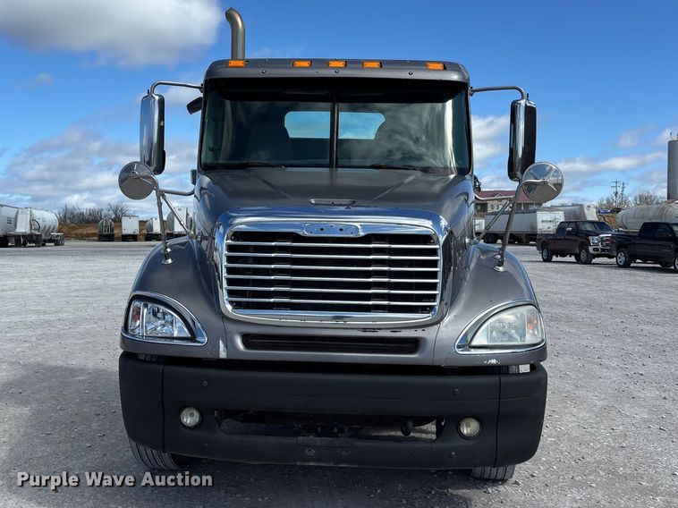 image for item DT0092 2014 Freightliner Columbia glider kit semi truck