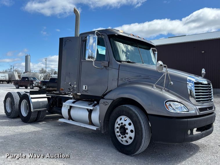 image for item DT0092 2014 Freightliner Columbia glider kit semi truck