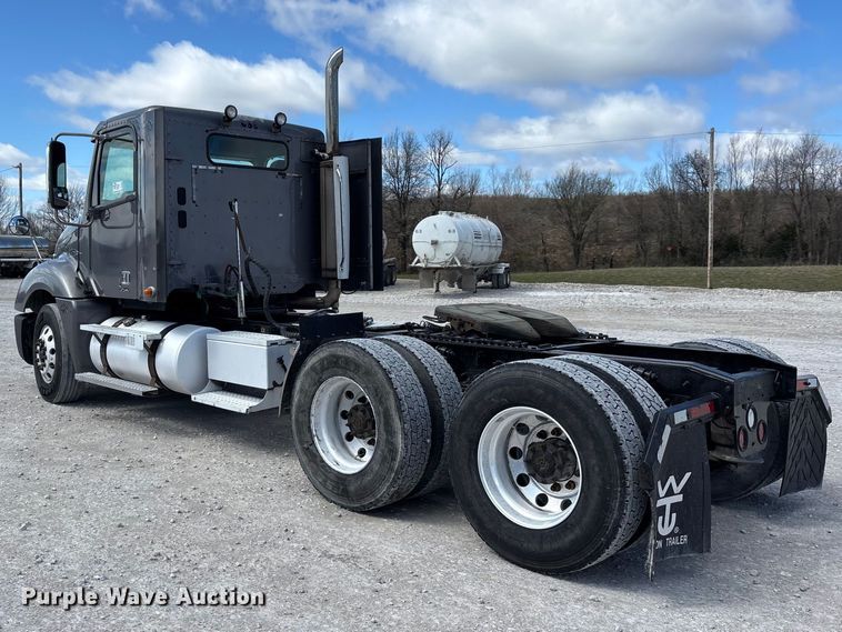 image for item DT0092 2014 Freightliner Columbia glider kit semi truck