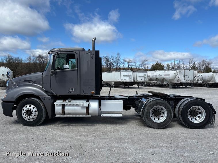 image for item DT0092 2014 Freightliner Columbia glider kit semi truck