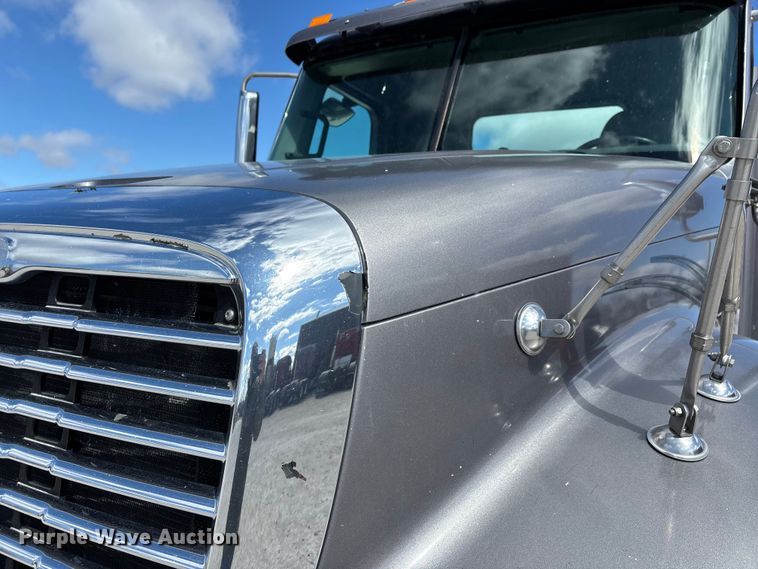 image for item DT0092 2014 Freightliner Columbia glider kit semi truck