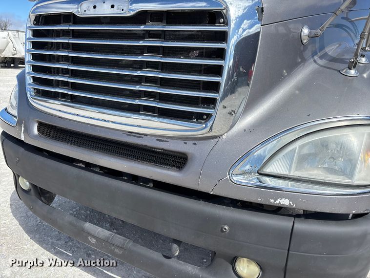 image for item DT0092 2014 Freightliner Columbia glider kit semi truck