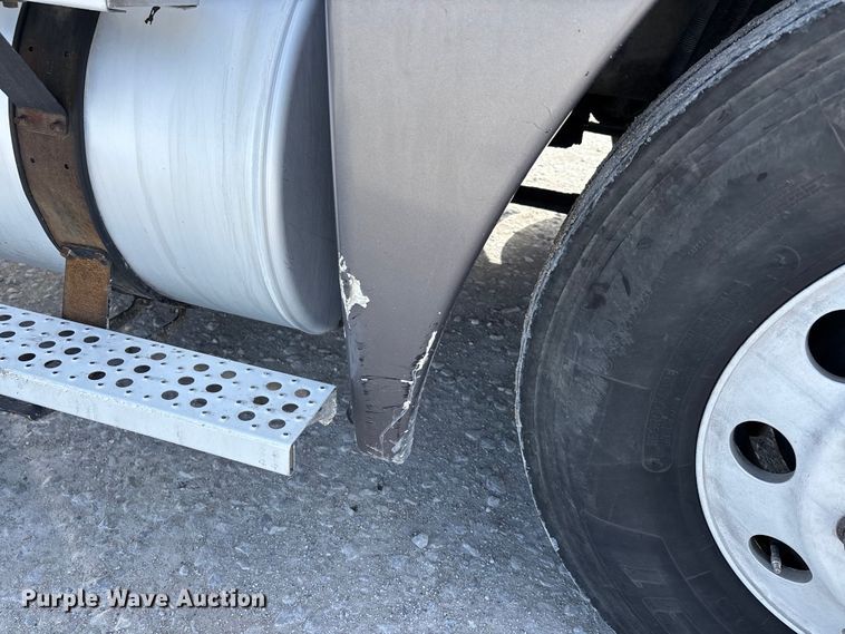 image for item DT0092 2014 Freightliner Columbia glider kit semi truck