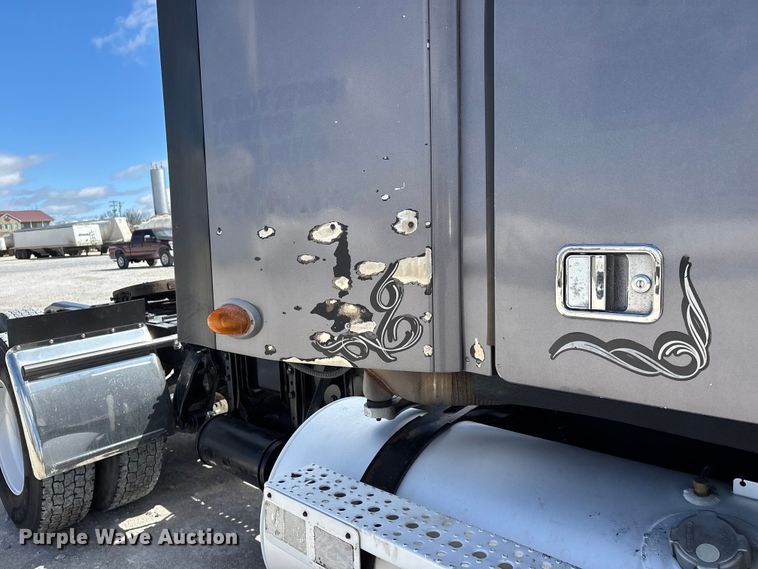 image for item DT0092 2014 Freightliner Columbia glider kit semi truck