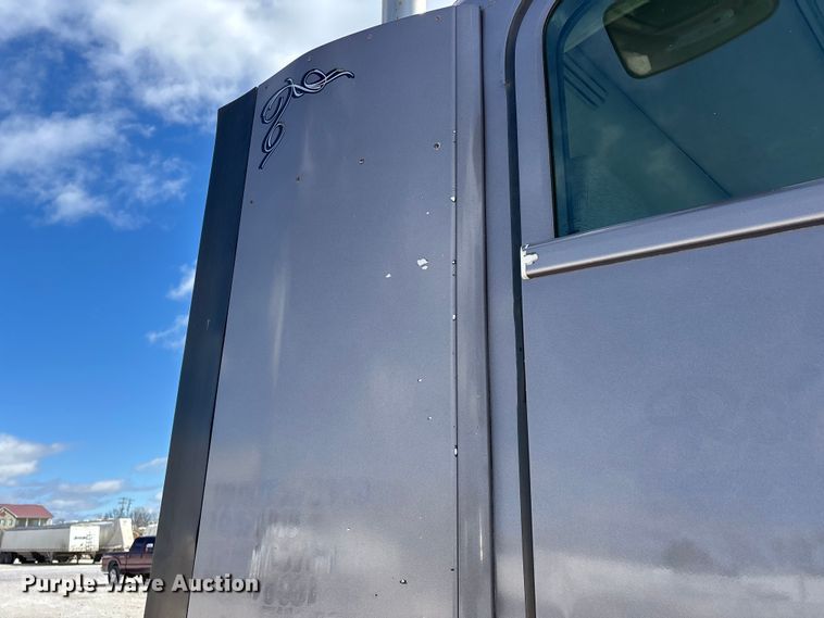 image for item DT0092 2014 Freightliner Columbia glider kit semi truck