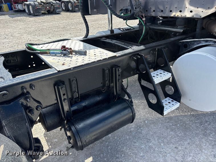 image for item DT0092 2014 Freightliner Columbia glider kit semi truck