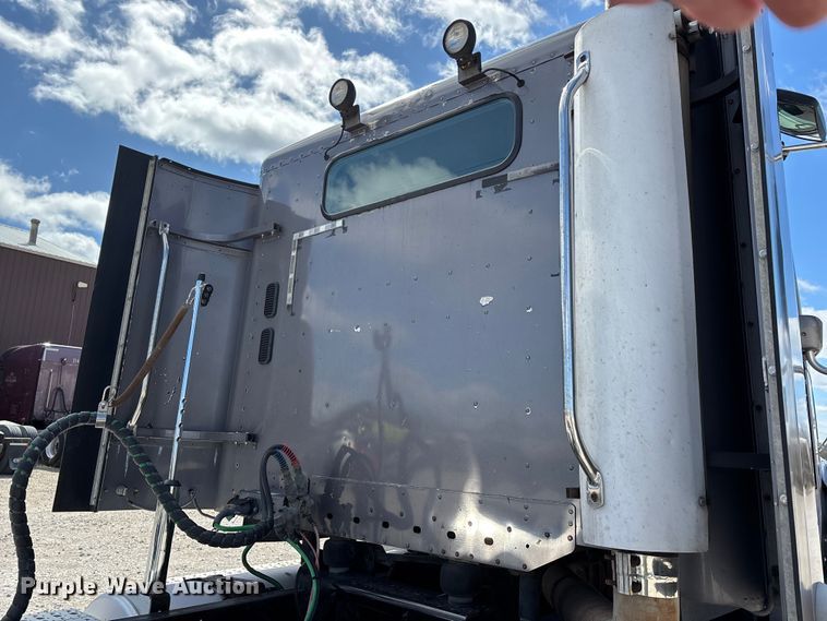 image for item DT0092 2014 Freightliner Columbia glider kit semi truck