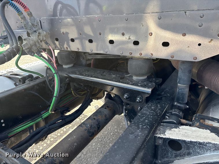 image for item DT0092 2014 Freightliner Columbia glider kit semi truck