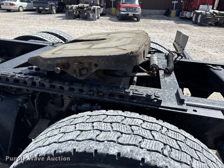 image for item DT0092 2014 Freightliner Columbia glider kit semi truck