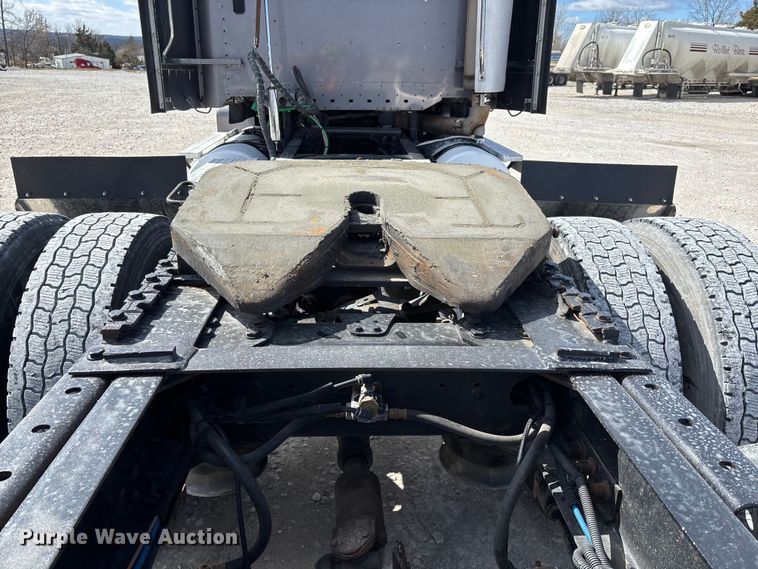 image for item DT0092 2014 Freightliner Columbia glider kit semi truck