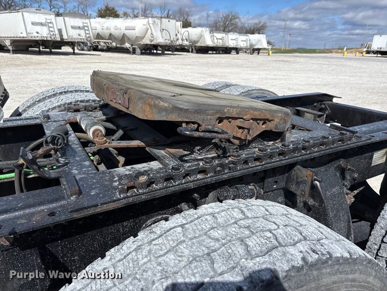 image for item DT0092 2014 Freightliner Columbia glider kit semi truck