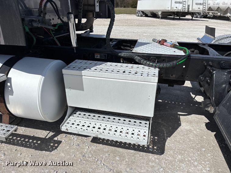 image for item DT0092 2014 Freightliner Columbia glider kit semi truck