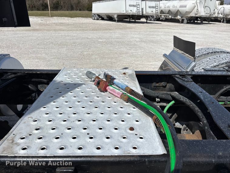 image for item DT0092 2014 Freightliner Columbia glider kit semi truck