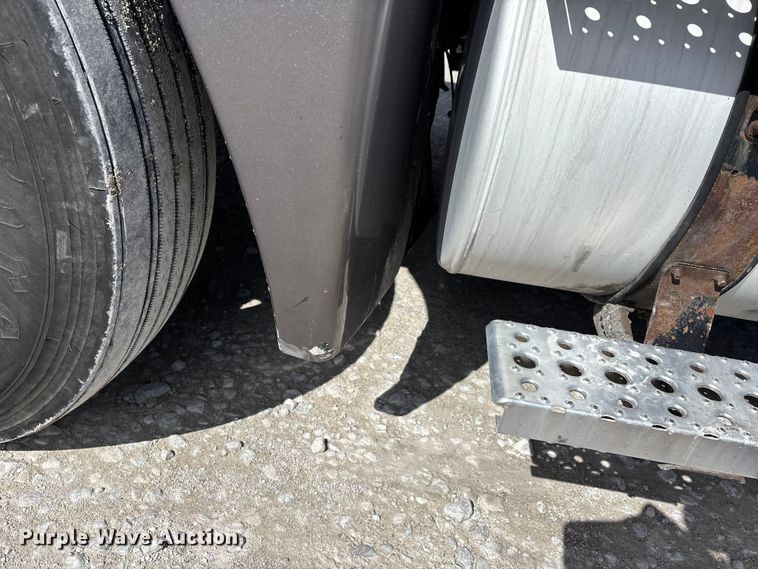 image for item DT0092 2014 Freightliner Columbia glider kit semi truck