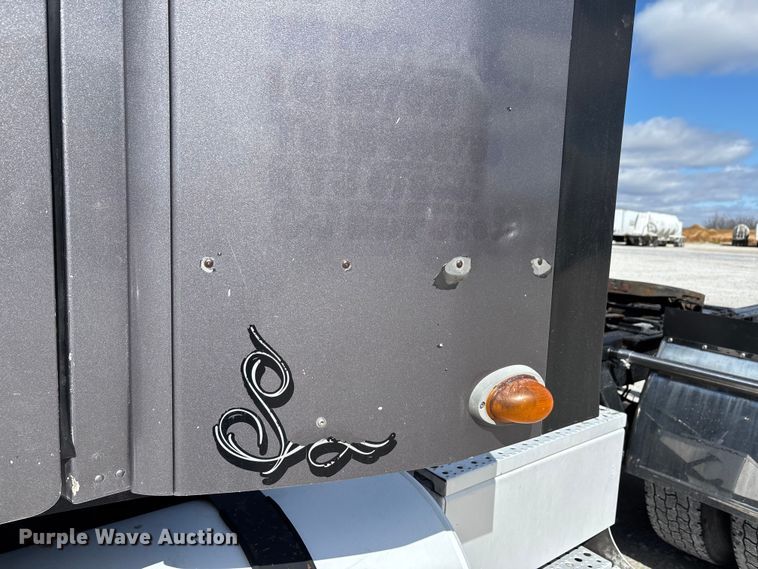 image for item DT0092 2014 Freightliner Columbia glider kit semi truck