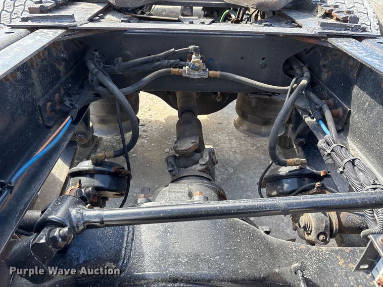 image for item DT0092 2014 Freightliner Columbia glider kit semi truck