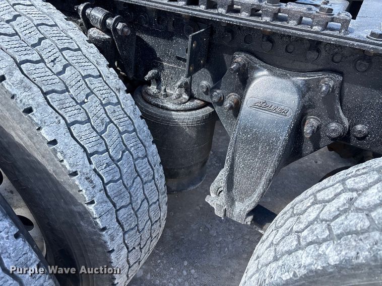 image for item DT0092 2014 Freightliner Columbia glider kit semi truck